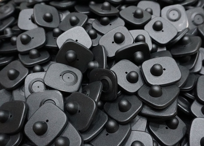 Cach-ba-ve-san-pham-ban-le-voi-tem-tu-an-ninh-tren-quan-ao